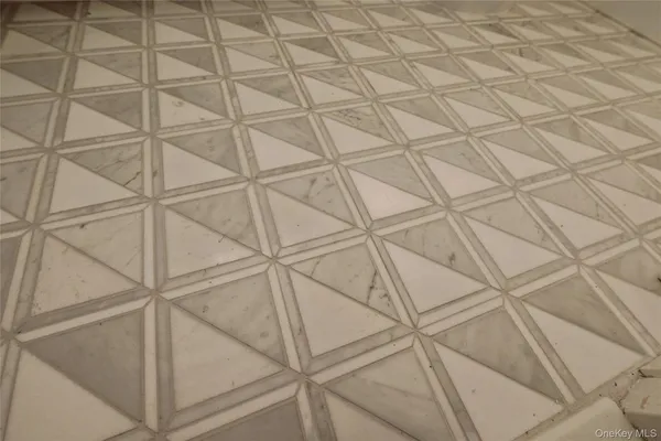 $1,200,000 | 70 Pheasant Run, Roslyn, NY 11576