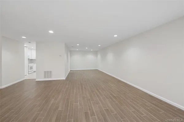 $1,200,000 | 70 Pheasant Run, Roslyn, NY 11576