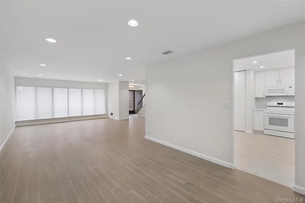 $1,200,000 | 70 Pheasant Run, Roslyn, NY 11576