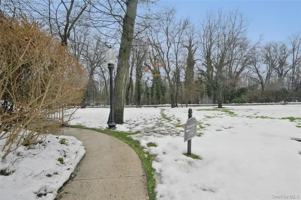 $1,200,000 | 70 Pheasant Run, Roslyn, NY 11576