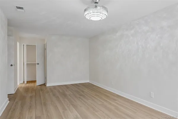 $1,200,000 | 70 Pheasant Run, Roslyn, NY 11576