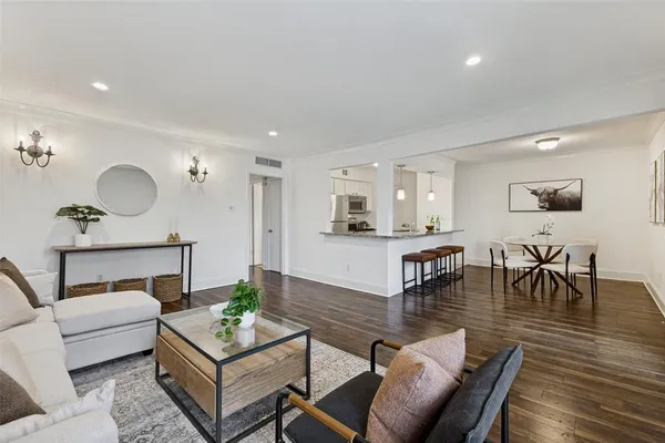 $199,900 | 5911 East University Boulevard, Unit 206, Dallas, TX 75206
