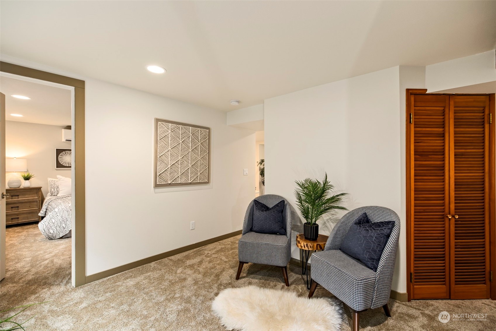 3416 Rockefeller Avenue Everett, WA 98201 - Photo 22 of 40 a living room with furniture and a potted plant