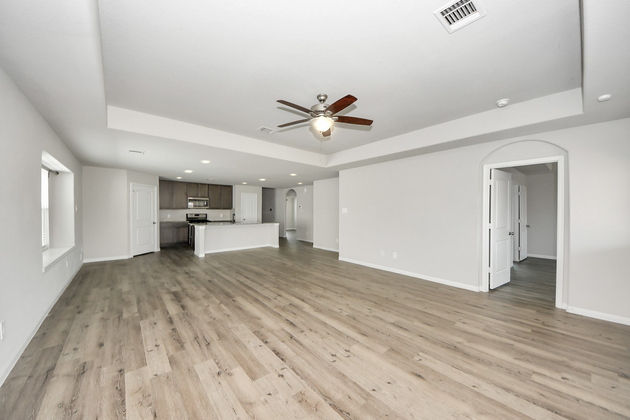 5626 Brooklyn Rose Drive Rosharon, TX 77583 - Photo 16 of 34 a view of a livingroom with a hardwood floor and a ceiling fan