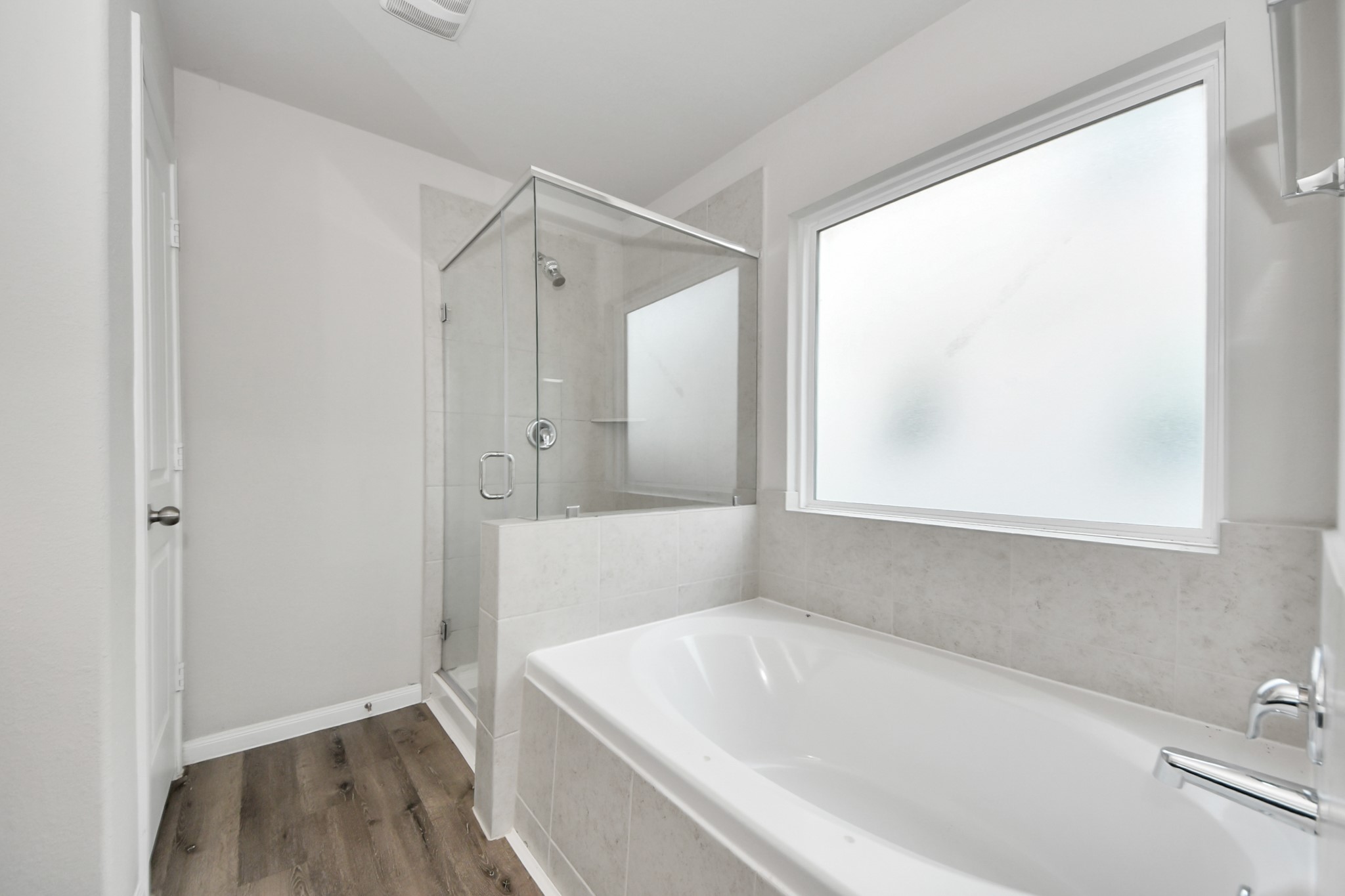 5626 Brooklyn Rose Drive Rosharon, TX 77583 - Photo 21 of 34 a bathroom with a tub and shower