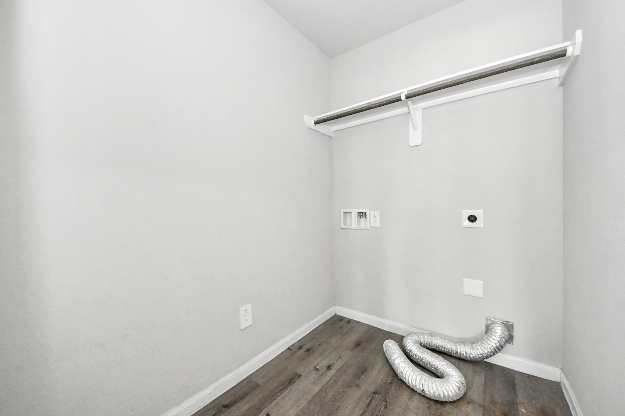 5626 Brooklyn Rose Drive Rosharon, TX 77583 - Photo 25 of 34 a view of small space with racks on the wall