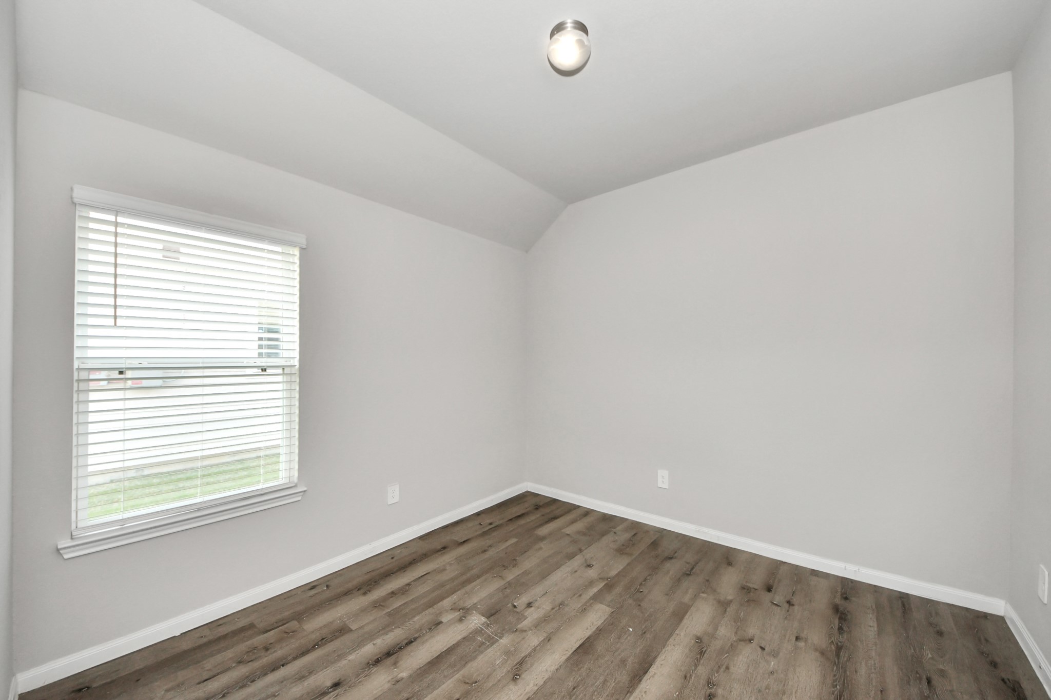5626 Brooklyn Rose Drive Rosharon, TX 77583 - Photo 29 of 34 an empty room with a window