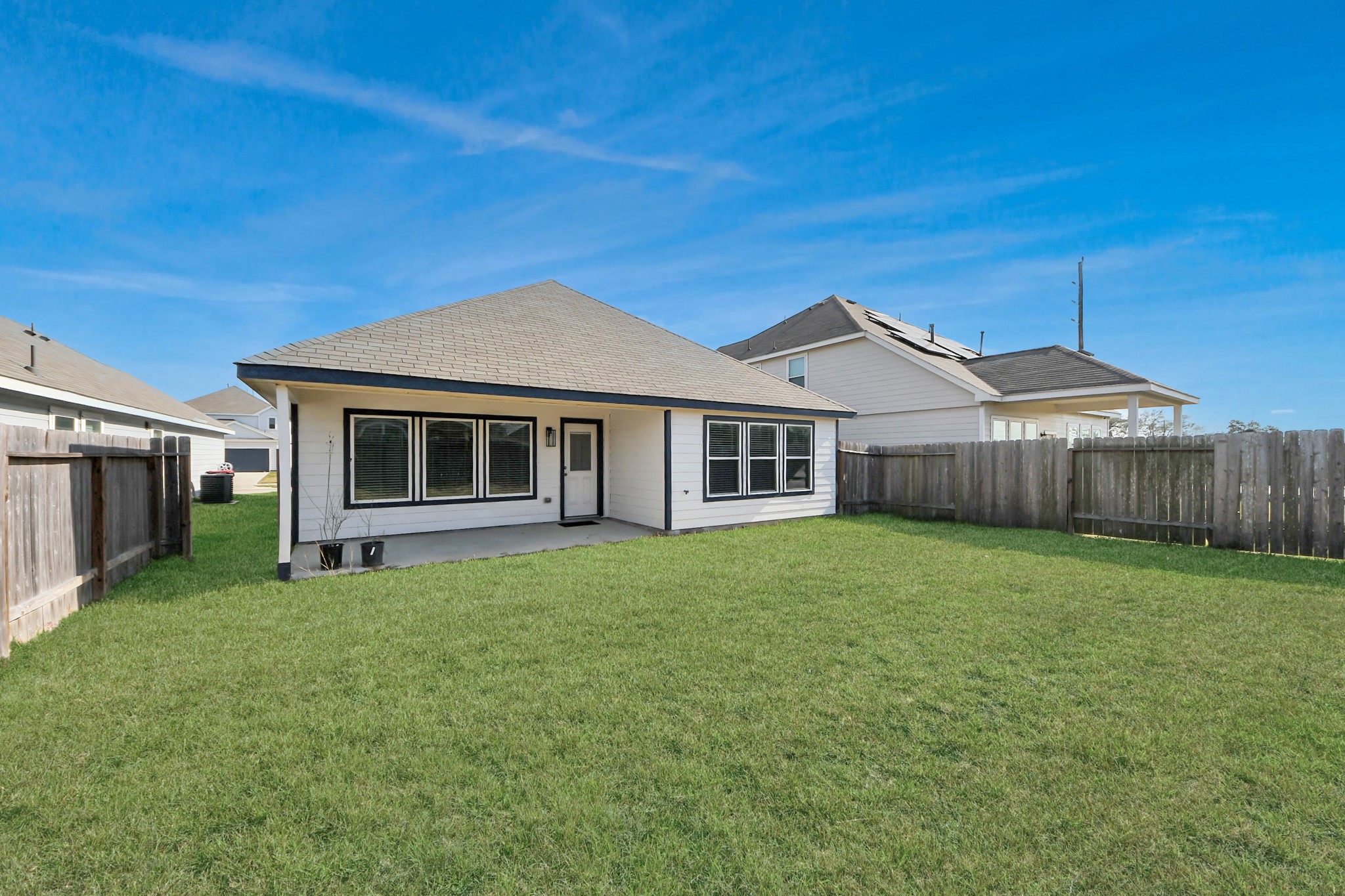 5626 Brooklyn Rose Drive Rosharon, TX 77583 - Photo 32 of 34 a front view of a house with a garden
