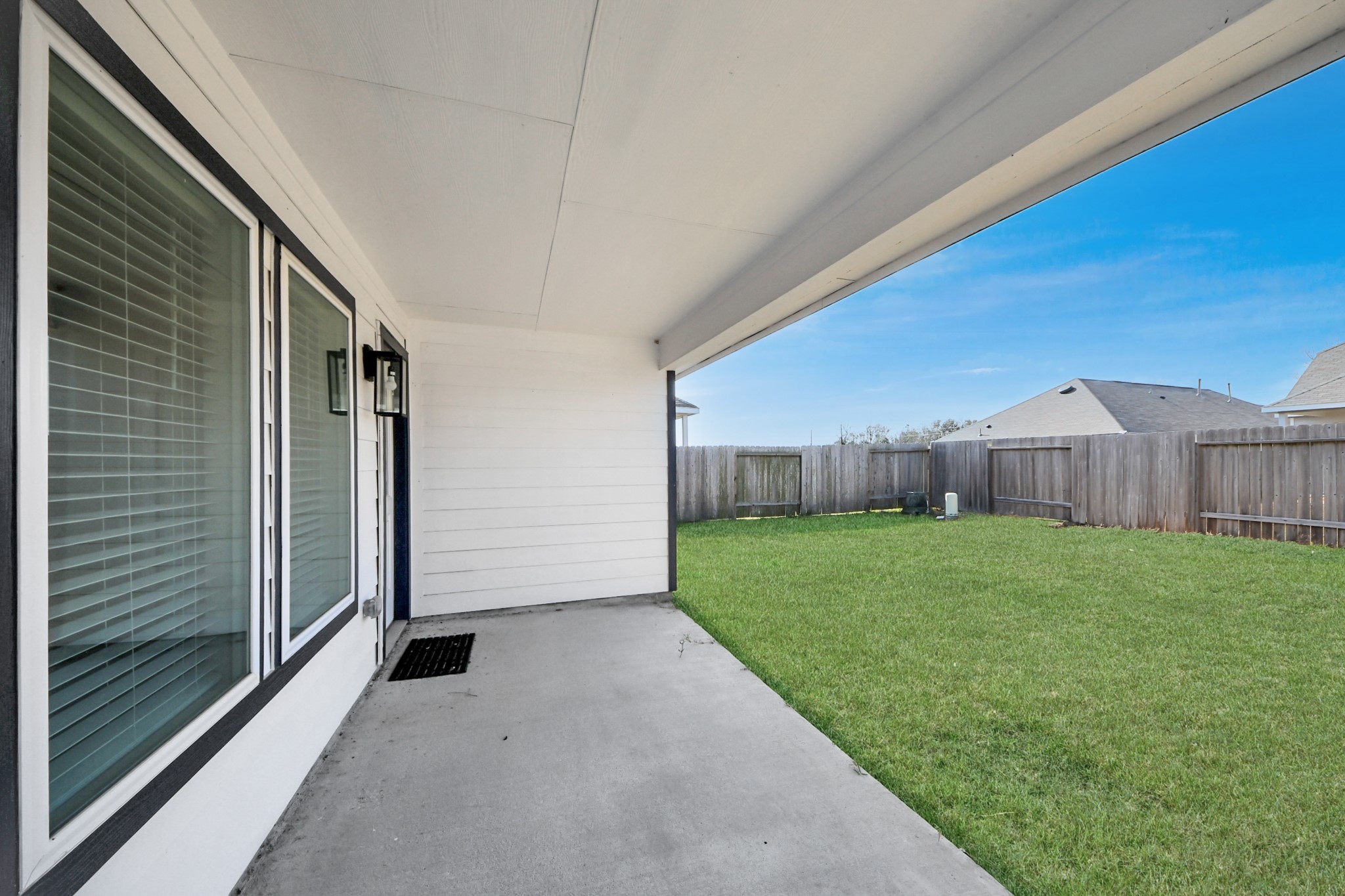 5626 Brooklyn Rose Drive Rosharon, TX 77583 - Photo 34 of 34 a view of a back yard of the house