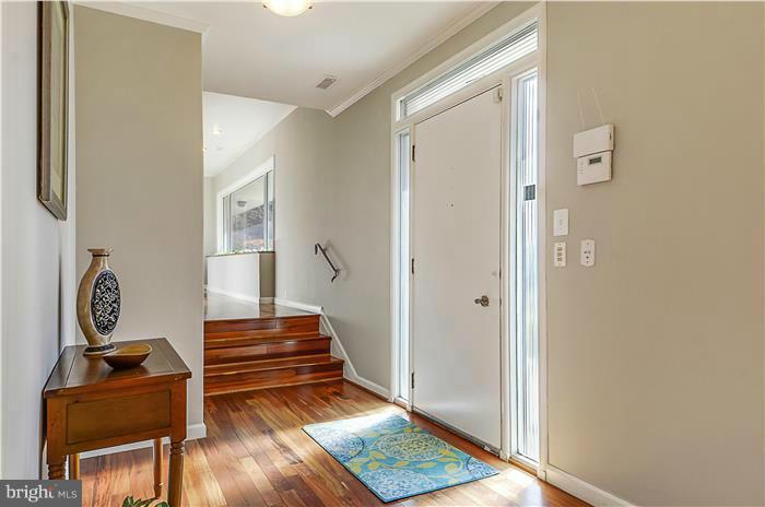 9316 Brookville Road Silver Spring, MD 20910 - Photo 5 of 28 Entry/Foyer