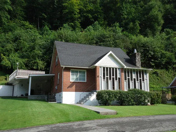 $97,500 | 8 Oakhurst Bridge Lane, Welch, WV 24801