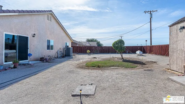 a view of a backyard