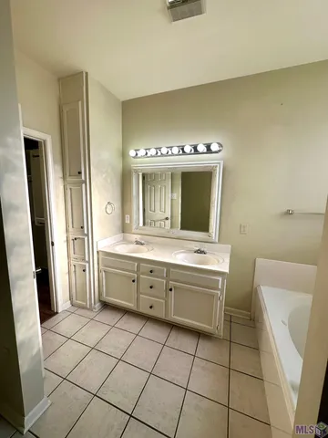 $1,800 | 14371 Whispering Oaks Drive, Gonzales, LA 70737