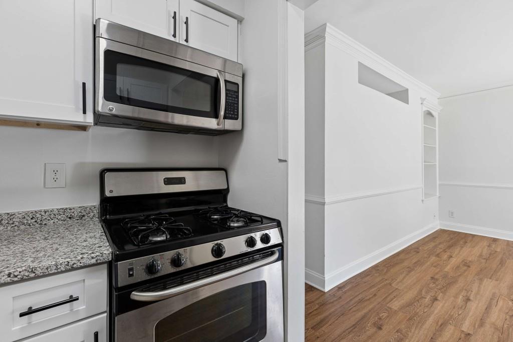 6980 Roswell Road, Unit C13 Atlanta, GA 30328 - Photo 21 of 49 a kitchen with a stove and a microwave