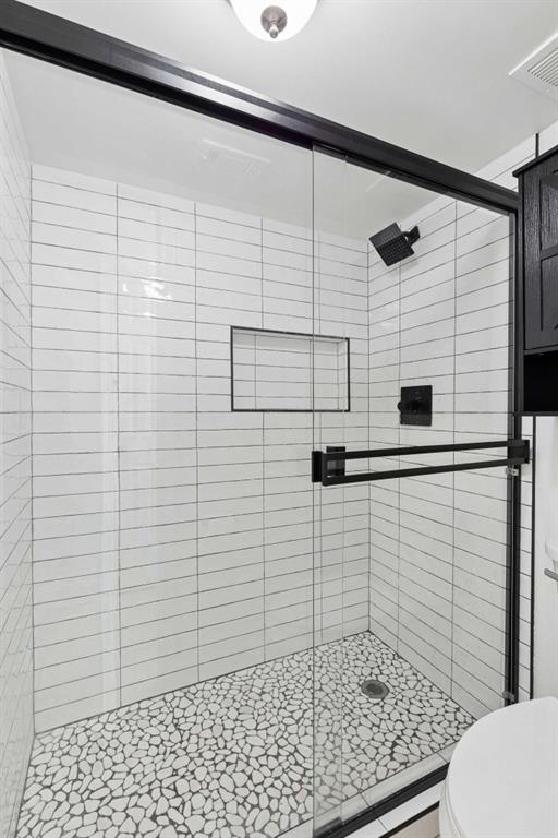 6980 Roswell Road, Unit C13 Atlanta, GA 30328 - Photo 36 of 49 a bathroom with a shower