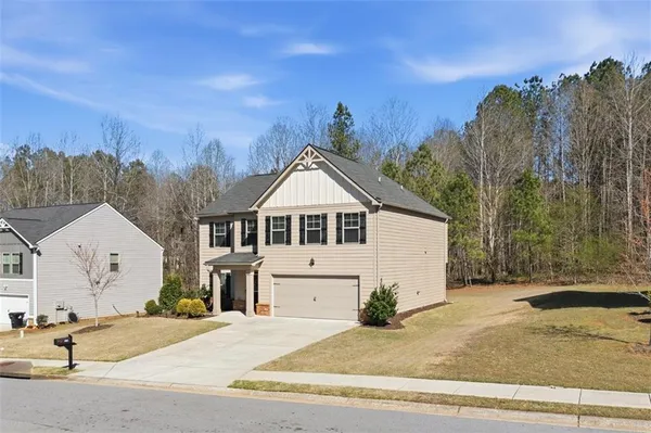a view of a house with a yard