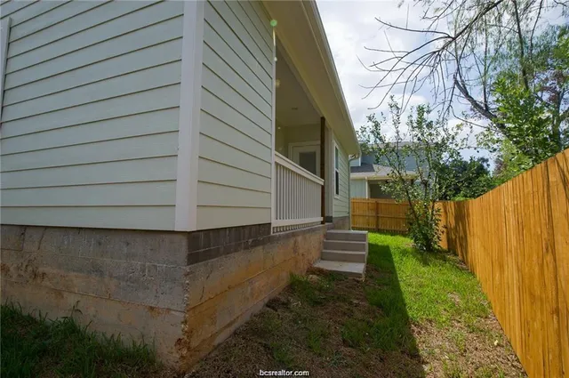 a view of a backyard with pathway