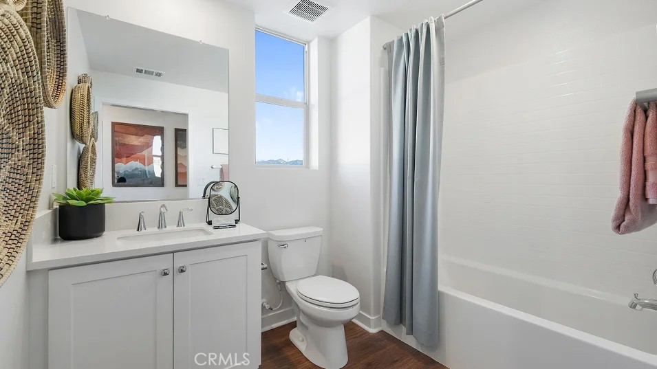 965 Walnut Terrace Montebello, CA 90640 - Photo 28 of 36 a bathroom with a toilet a sink and a bathtub