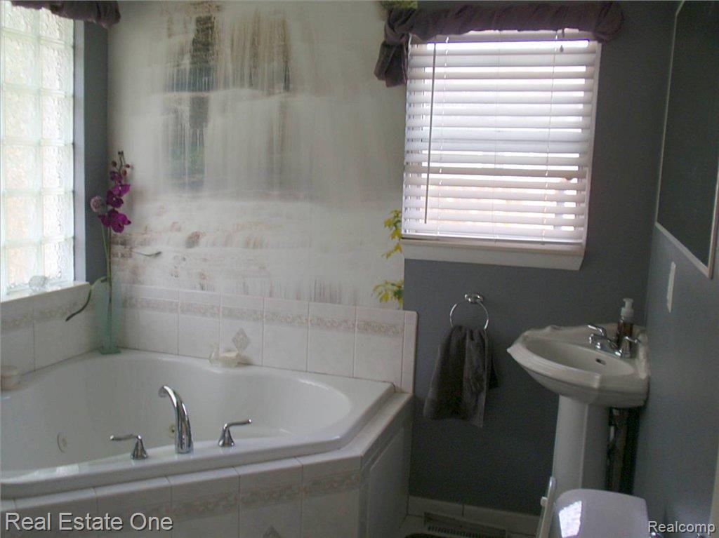 5576 Hearst Road Utica, MI 48317 - Photo 16 of 25 Jetted whirlpool