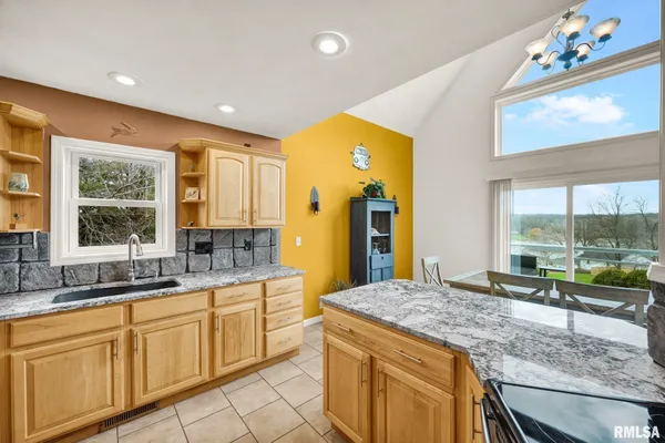 $269,900 | 161 Lakecrest Place, Dahinda, IL 61428