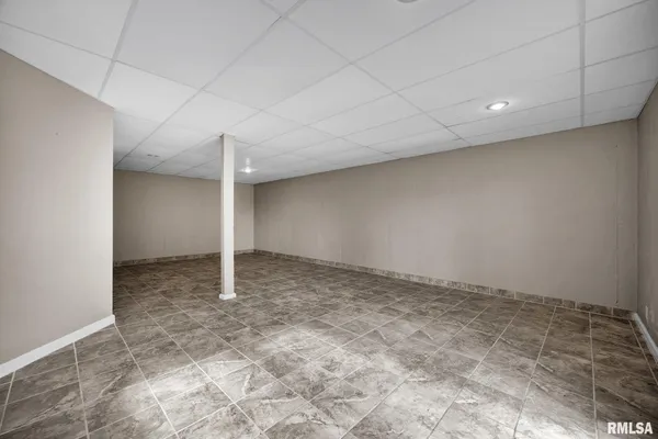 $269,900 | 161 Lakecrest Place, Dahinda, IL 61428