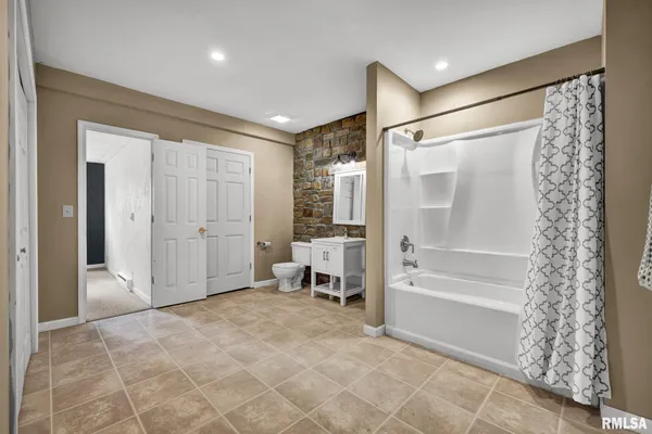 $269,900 | 161 Lakecrest Place, Dahinda, IL 61428