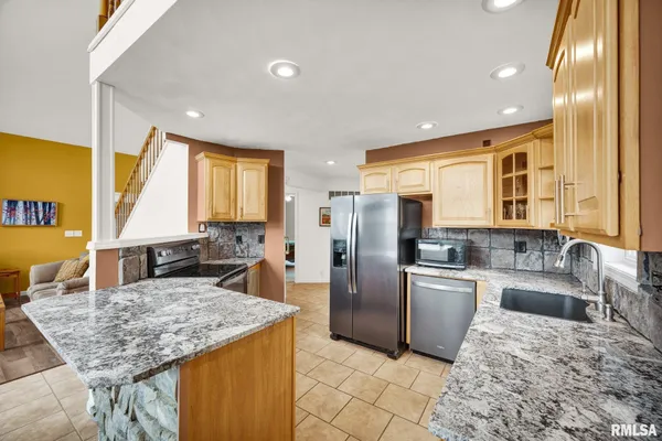 $269,900 | 161 Lakecrest Place, Dahinda, IL 61428