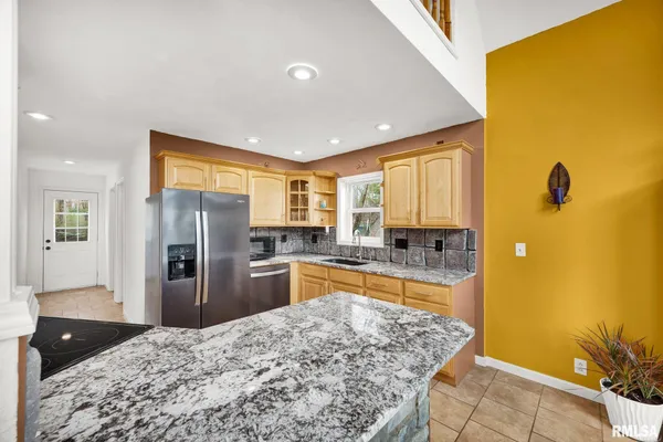 $269,900 | 161 Lakecrest Place, Dahinda, IL 61428