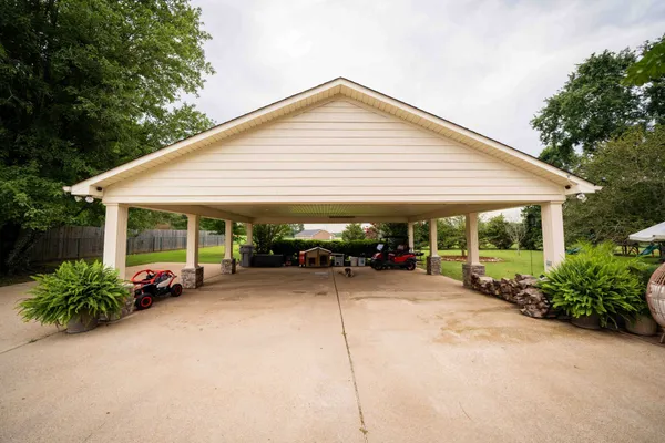 a view of a house with backyard and garden