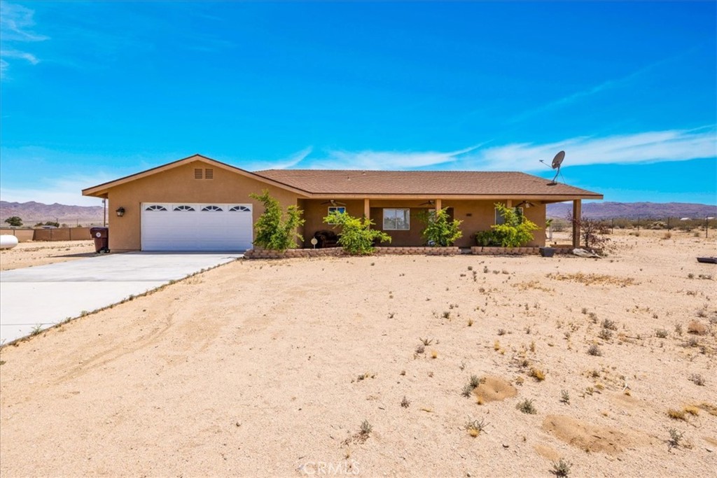 a front view of house with yard