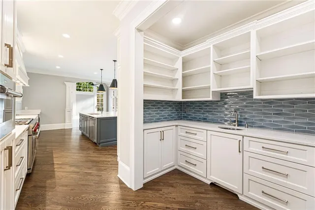 a view of a house with backyard