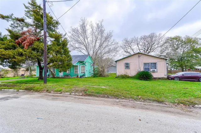 $180,000 | 310 North Kleas Street, Edna, TX 77957