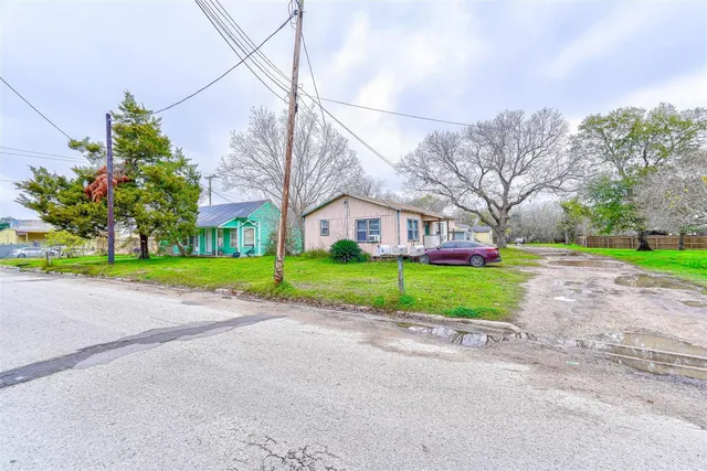 $180,000 | 310 North Kleas Street, Edna, TX 77957