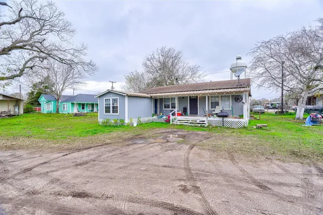 $180,000 | 310 North Kleas Street, Edna, TX 77957