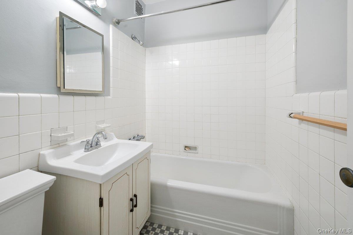 7 Midland Gardens, Unit 1M Bronxville, NY 10708 - Photo 18 of 23