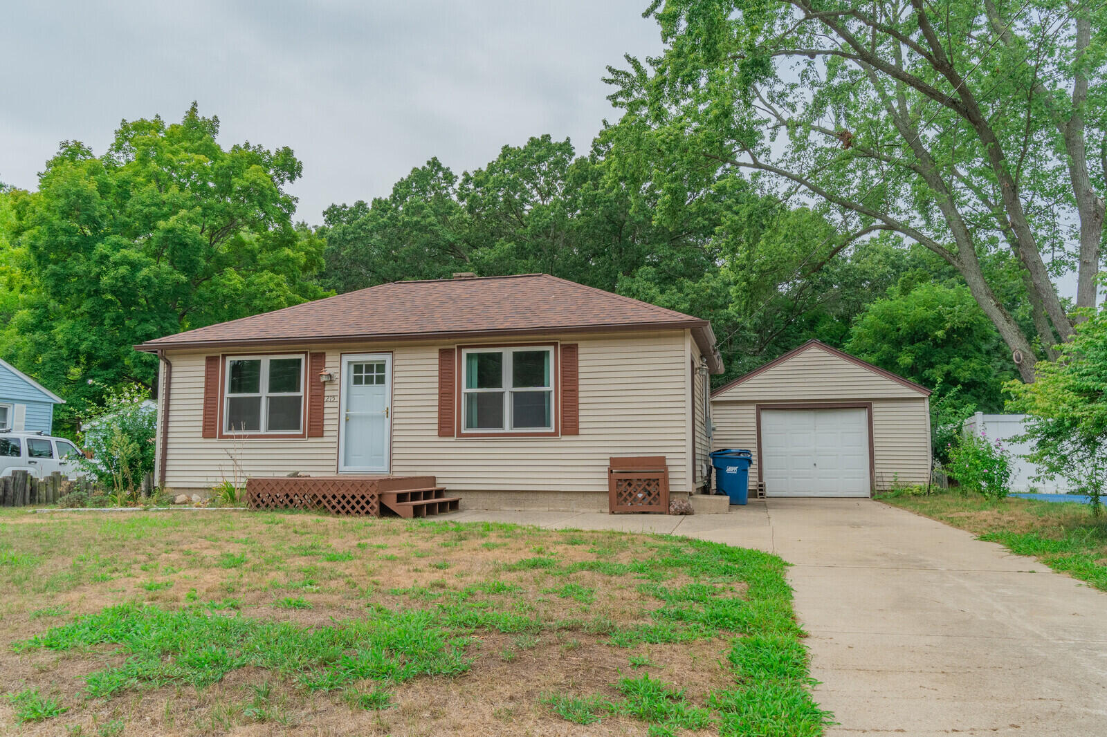 215 South Fruitport Road Spring Lake, MI 49456 - Photo 2 of 17 IMG_7118