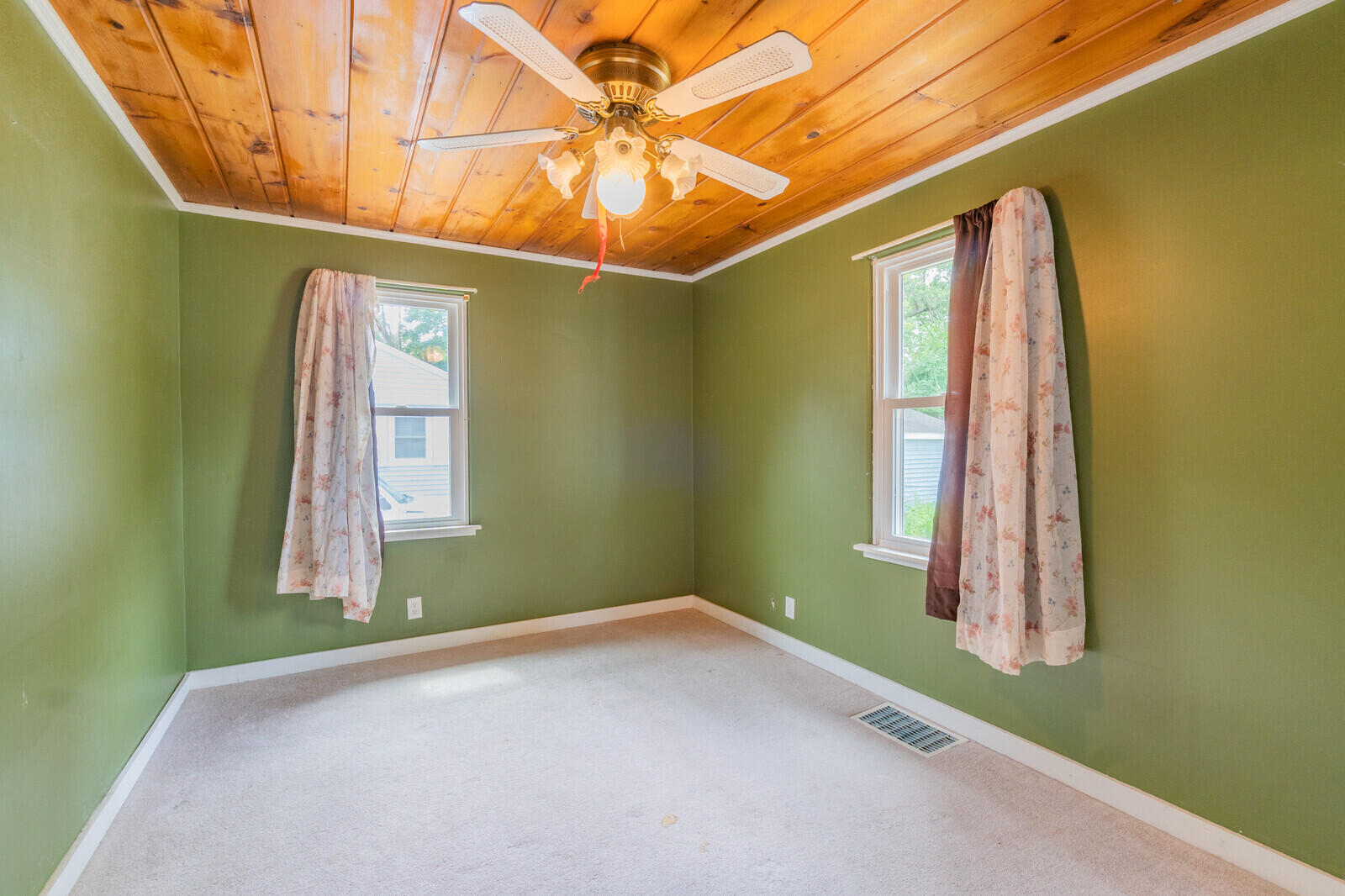 215 South Fruitport Road Spring Lake, MI 49456 - Photo 9 of 17 IMG_7126