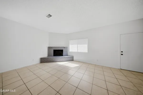 $269,900 | 38710 10th Street East, Unit 18, Palmdale, CA 93550