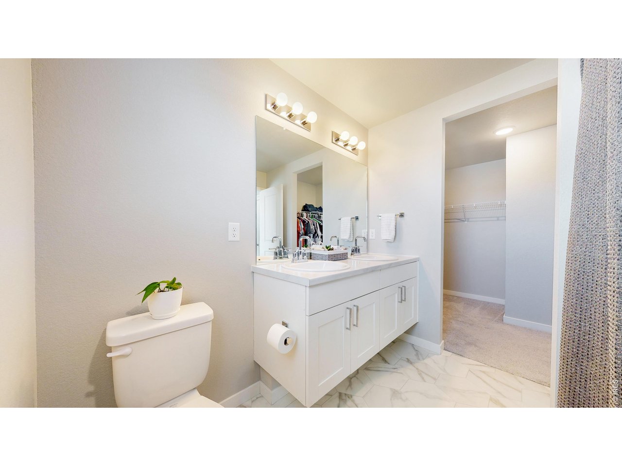 260 Pawnee Road, Unit D3 Ault, CO 80610 - Photo 24 of 44 Primary bathroom with walk-in closet.