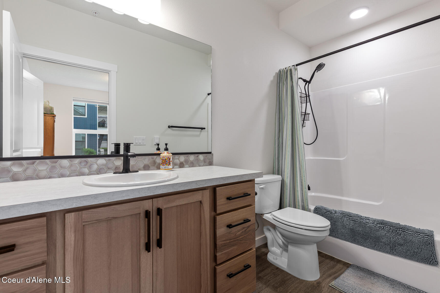 6510 North Atlas Road, Unit 102 Coeur D'Alene, ID 83815 - Photo 17 of 33 Guest Bath
