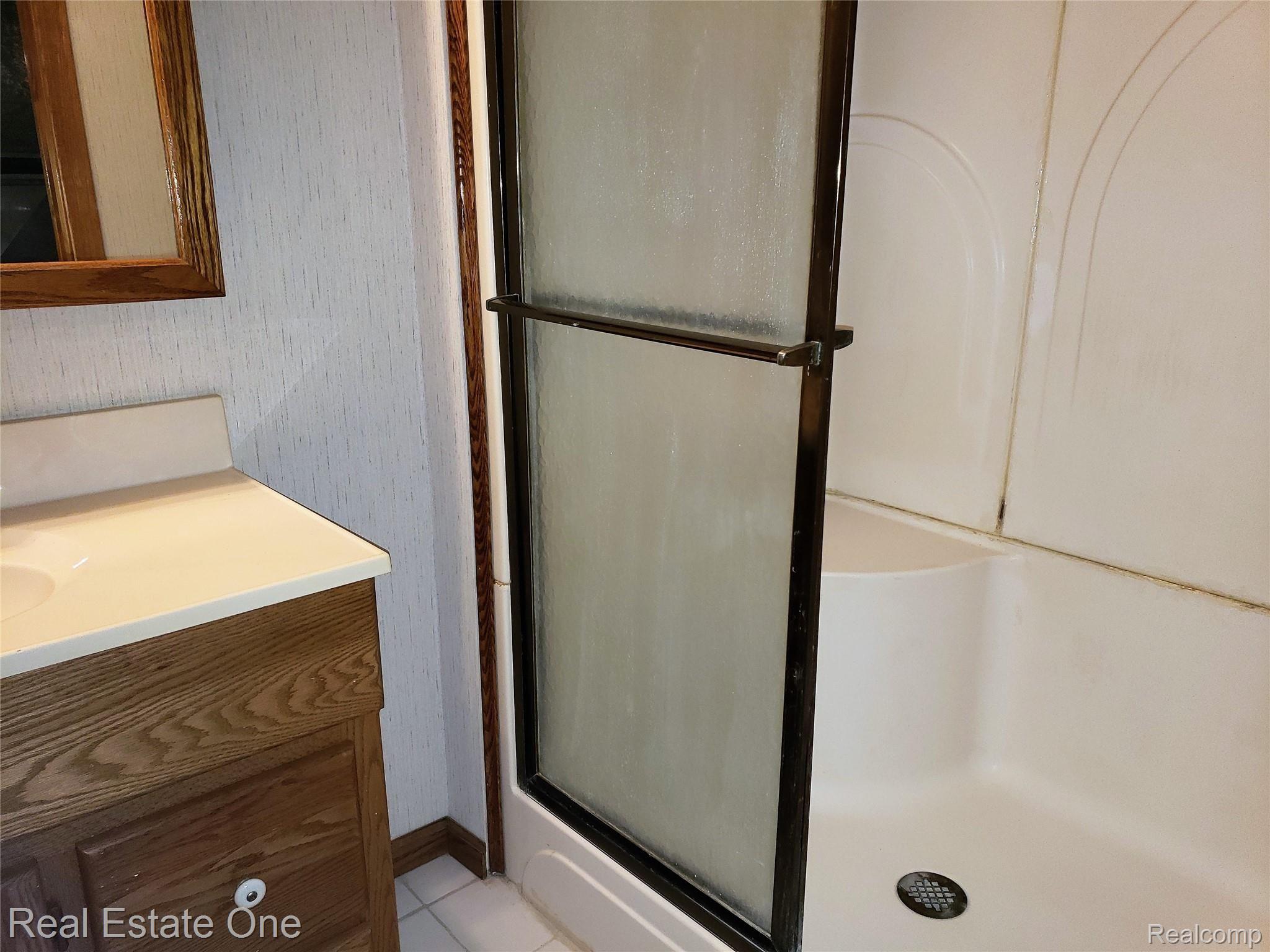 29501 Fall River Road Southfield, MI 48076 - Photo 23 of 30 20191025_164729.jpg