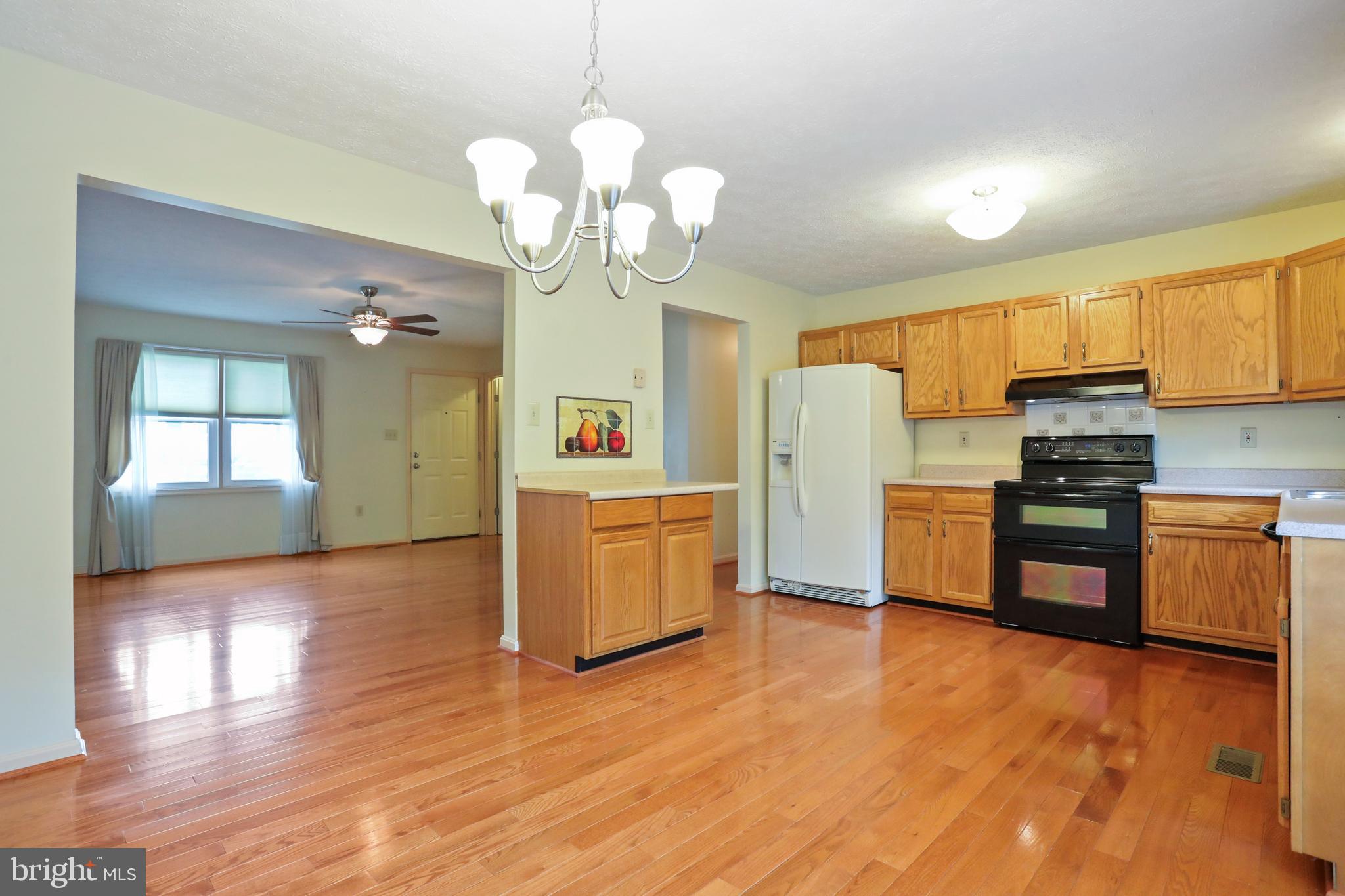 98 Greenleaf Road Strasburg, VA 22657 - Photo 11 of 37 Kitchen/Dining Area