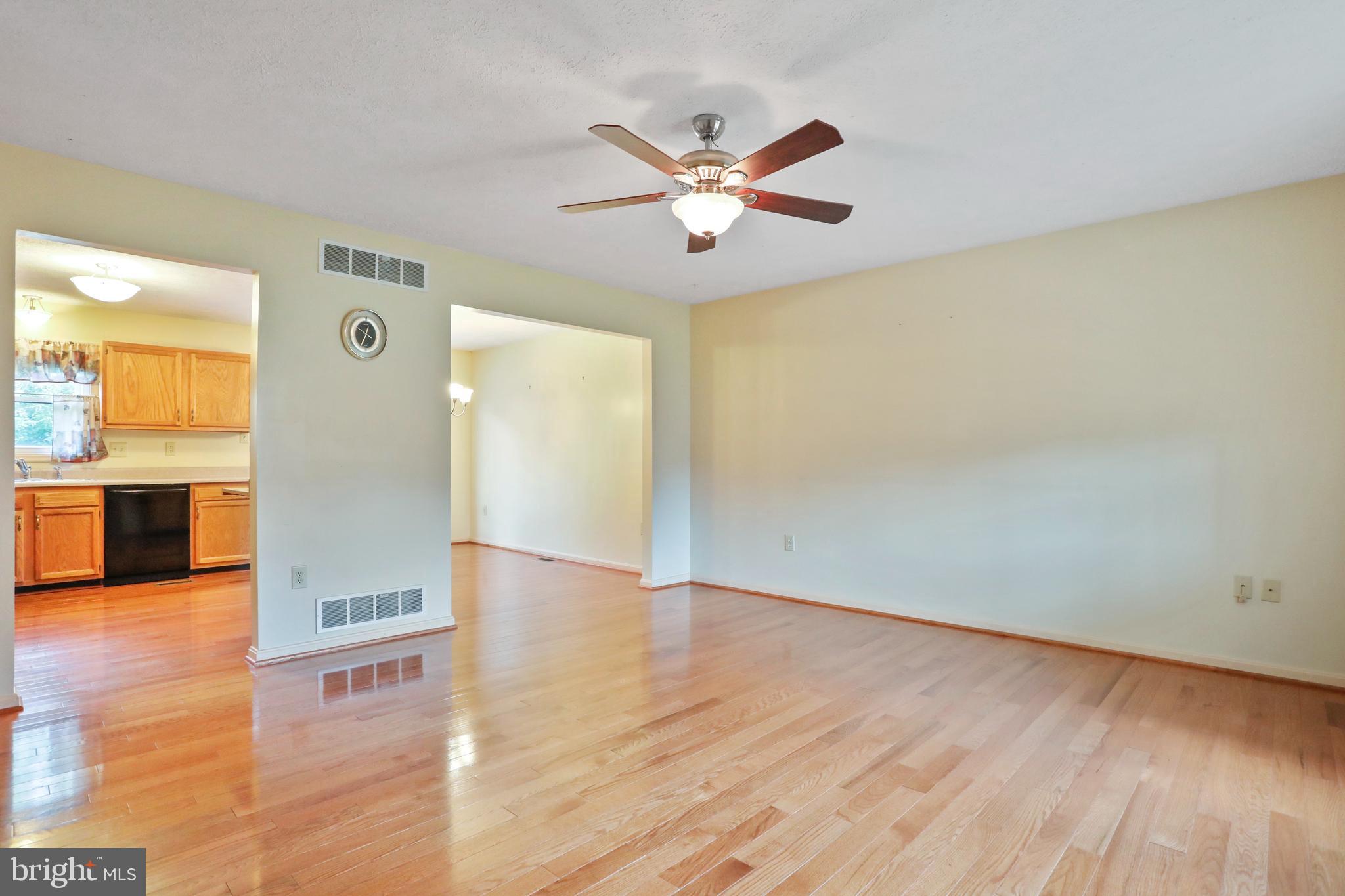 98 Greenleaf Road Strasburg, VA 22657 - Photo 7 of 37 Living Room