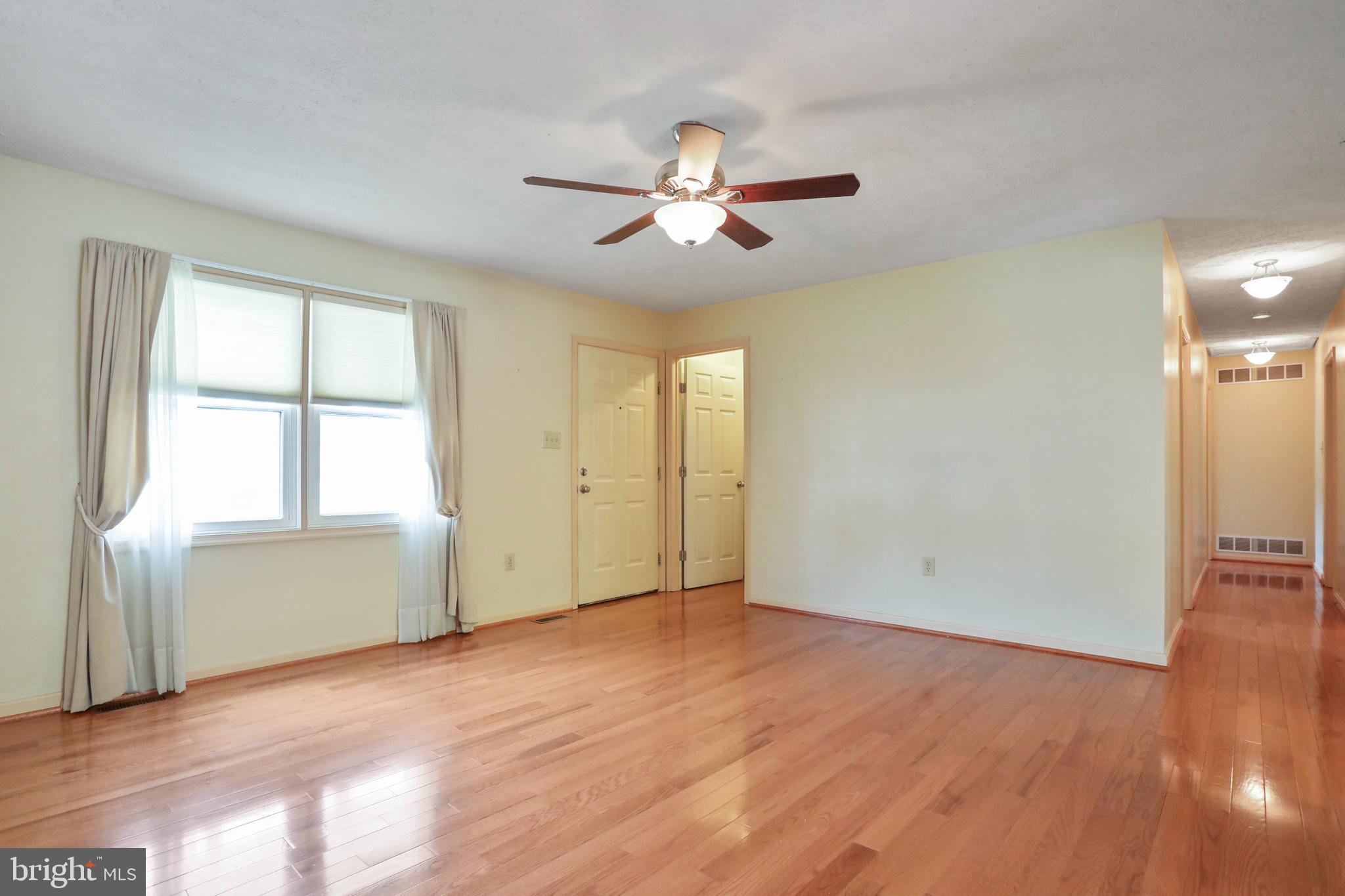 98 Greenleaf Road Strasburg, VA 22657 - Photo 8 of 37 Living Room