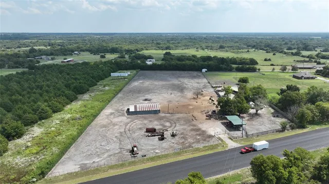 $450,000 | 5271 North U.S. Highway 69, Celeste, TX 75423