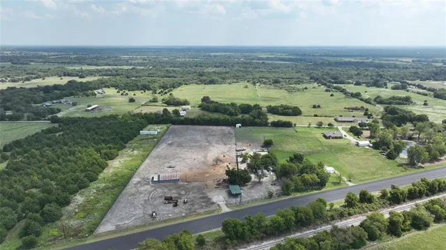 $450,000 | 5271 North U.S. Highway 69, Celeste, TX 75423