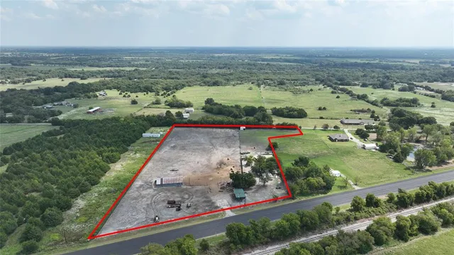 $450,000 | 5271 North U.S. Highway 69, Celeste, TX 75423