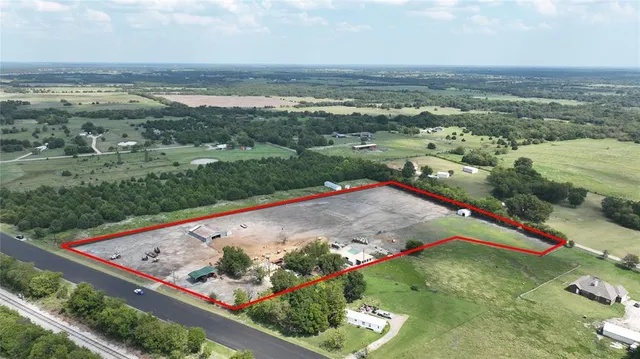 $450,000 | 5271 North U.S. Highway 69, Celeste, TX 75423