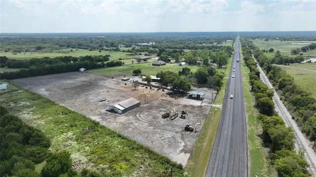 $450,000 | 5271 North U.S. Highway 69, Celeste, TX 75423