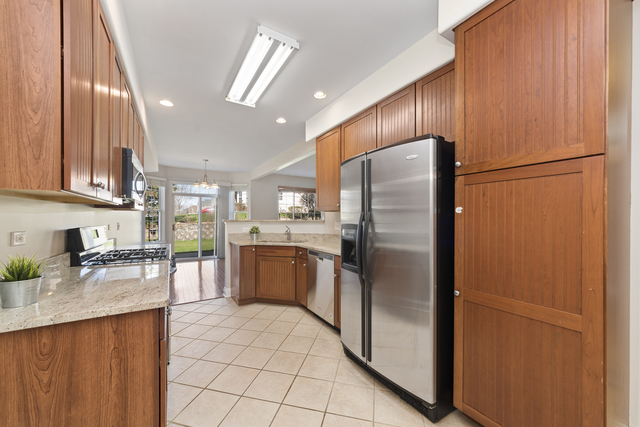 522 Telluride Court Bartlett, IL 60103 - Photo 7 of 18 a kitchen with stainless steel appliances granite countertop a refrigerator and a stove top oven
